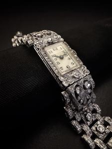 Orologio  in  platino   " Art  -  Dèco "  con  Diamanti 